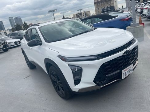 Used 2024 Chevrolet Trax ACTIV w/ Sunroof Package FWD image 2