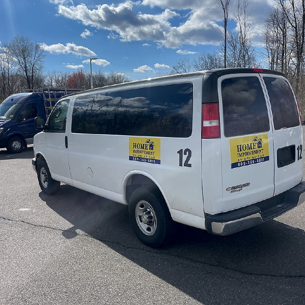 Used 2018 Chevrolet Express 3500 LT w/ LT Preferred Equipment Group RWD image 6