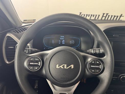Used 2025 Kia Soul LX FWD image 23