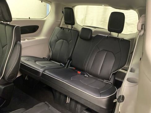Used 2024 Chrysler Pacifica Limited image 25