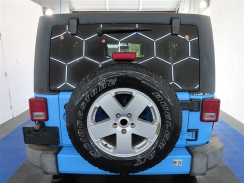 Used 2012 Jeep Wrangler Unlimited Sahara w/ Connectivity Group AWD/4WD image 38