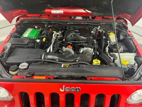 Used 2017 Jeep Wrangler Unlimited Rubicon w/ Connectivity Group image 9