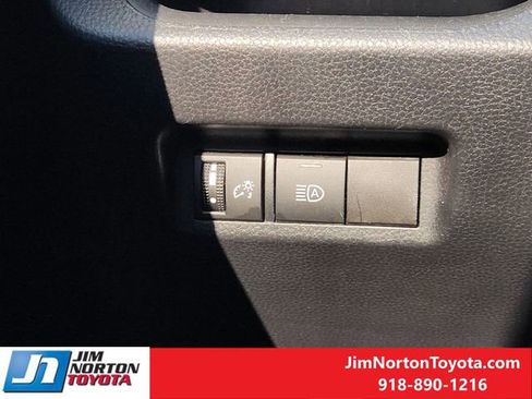 Used 2022 Toyota RAV4 XLE AWD/4WD image 23