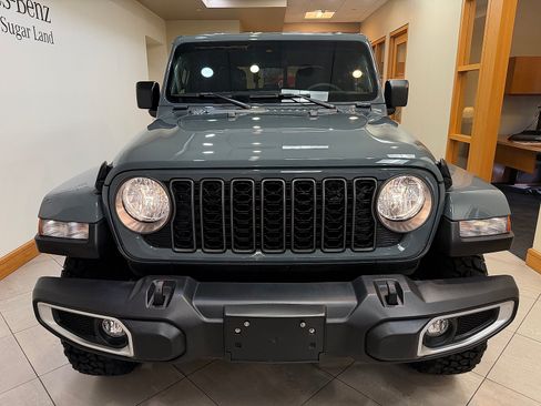 Used 2025 Jeep Gladiator Sport AWD/4WD image 3