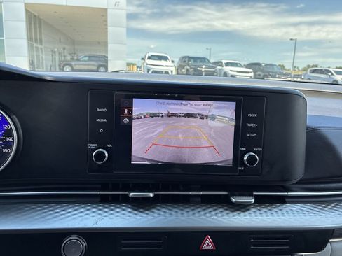 Used 2024 Kia Carnival LX FWD image 17