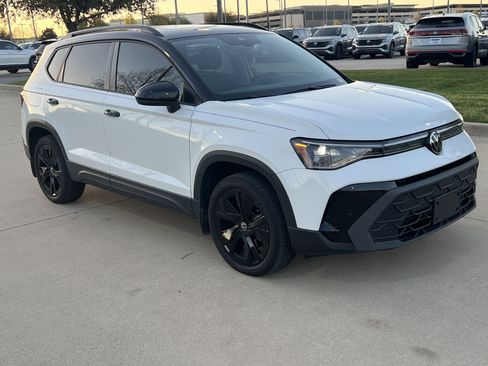 Certified 2025 Volkswagen Taos SE FWD image 2