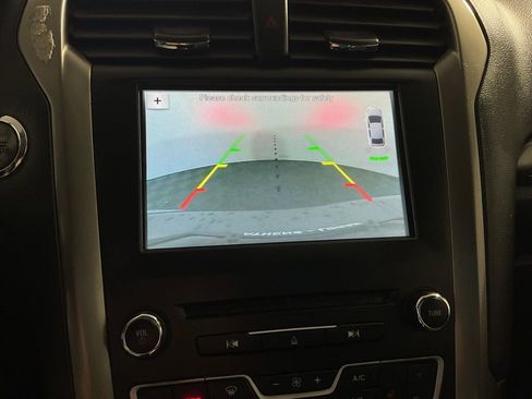 Used 2018 Ford Fusion SE w/ Fusion SE Technology Package image 3