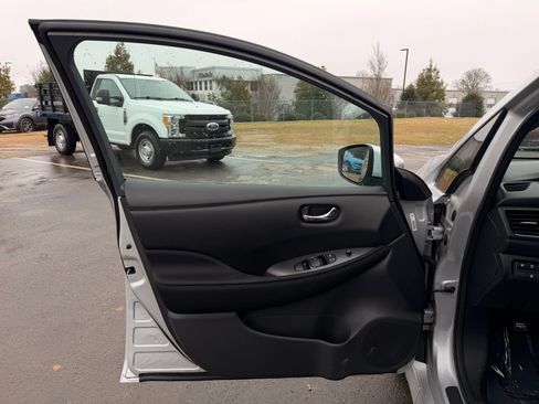 Used 2023 Nissan Leaf S image 11