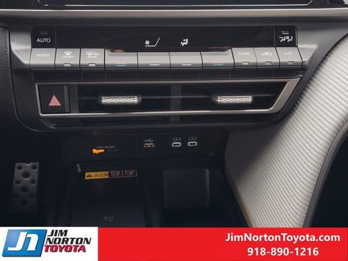 Used 2025 Toyota Camry SE image 22