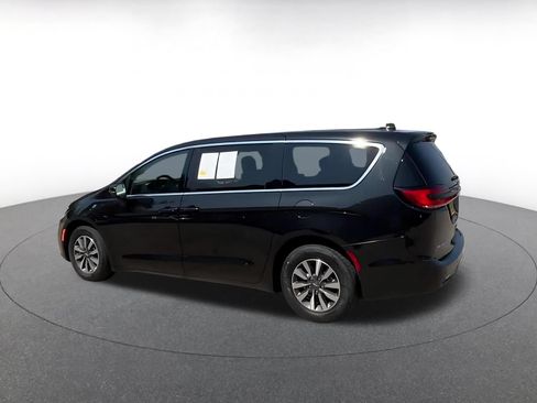 Used 2023 Chrysler Pacifica Touring-L FWD image 10