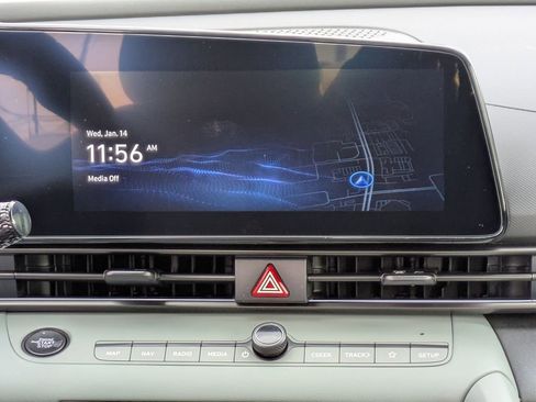 New 2025 Hyundai Elantra Limited FWD image 17