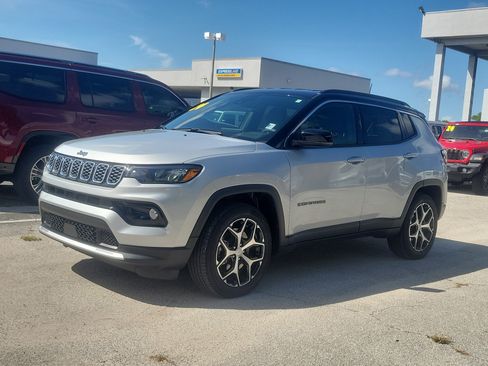 Used 2024 Jeep Compass Limited AWD/4WD image 2