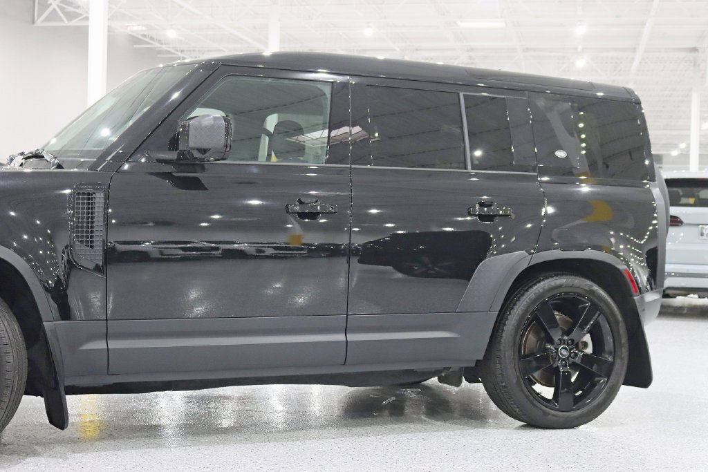 Used 2024 Land Rover Defender 110 SE AWD/4WD image 2