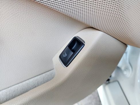 Used 2016 Mercedes-Benz SL 550 w/ Driver Assistance Package image 36