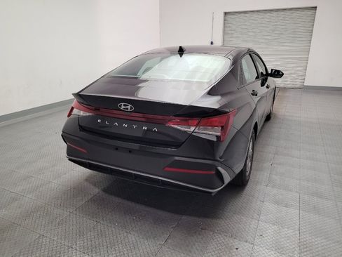 Used 2025 Hyundai Elantra SE FWD image 7