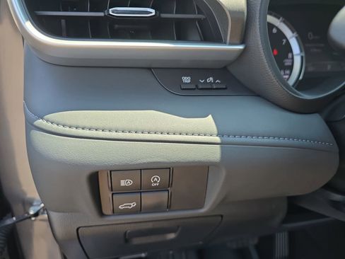 Used 2023 Toyota Highlander LE AWD/4WD image 28