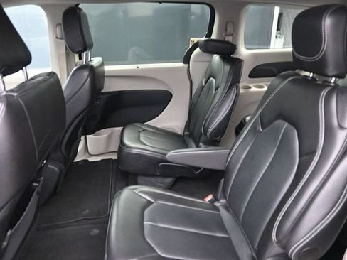 Used 2024 Chrysler Pacifica Touring-L FWD image 28