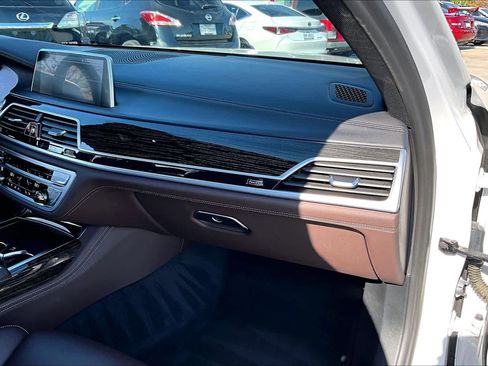 Used 2022 BMW 740i w/ Luxury Rear Seating Package image 15