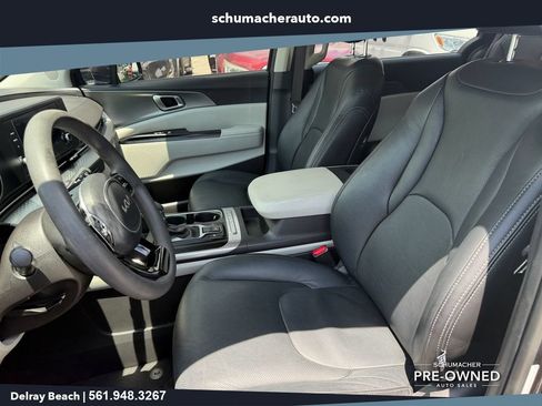 Used 2024 Kia Carnival LX FWD image 10