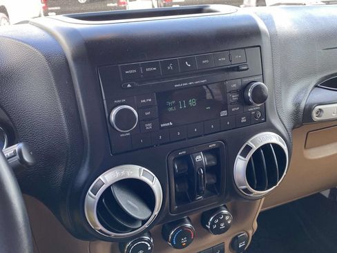 Used 2016 Jeep Wrangler Unlimited Sahara w/ Connectivity Group AWD/4WD image 22
