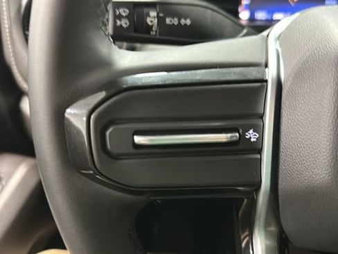 Used 2023 Chevrolet Colorado LT AWD/4WD image 12