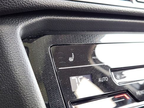 Used 2025 Volkswagen Taos SE image 13