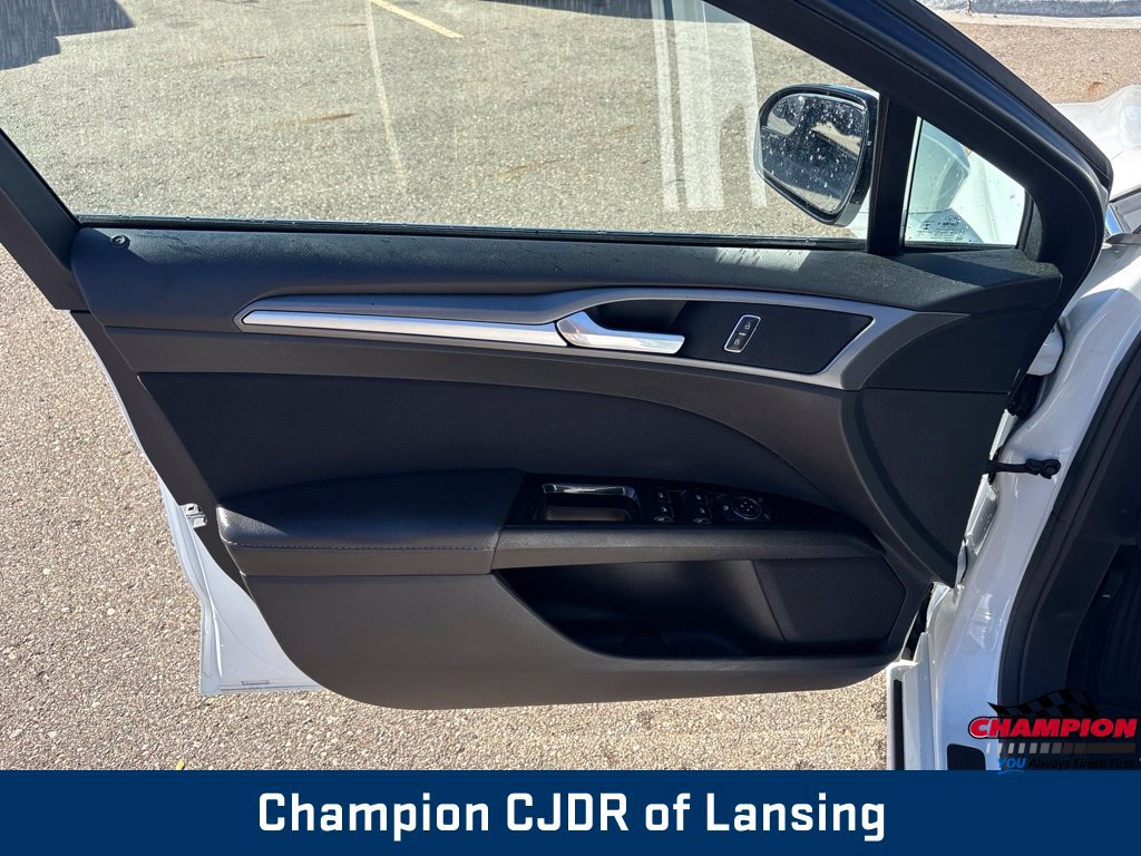 Used 2015 Ford Fusion SE FWD image 13