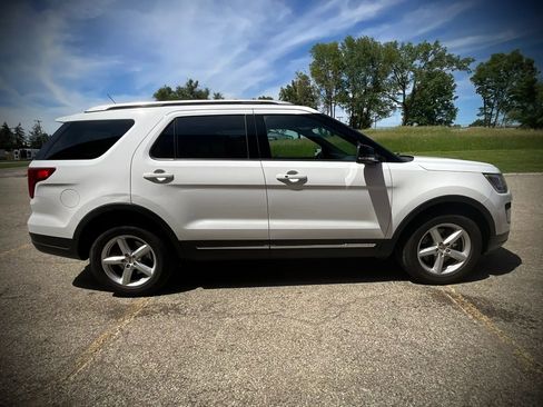 Used 2018 Ford Explorer XLT w/ Equipment Group 202A FWD image 6
