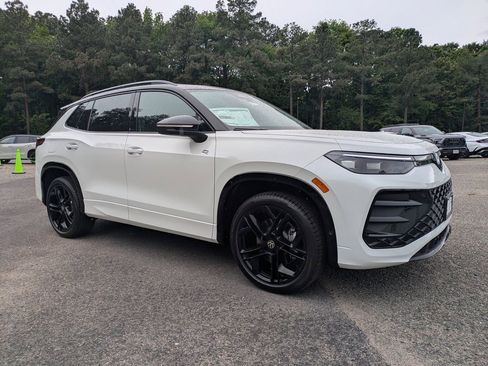 New 2026 Volkswagen Tiguan SE R-Line AWD/4WD image 2