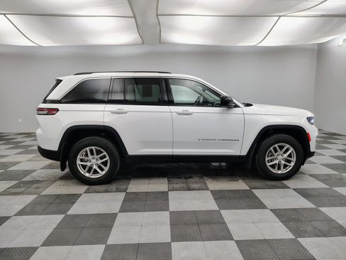 Used 2023 Jeep Grand Cherokee Laredo w/ Luxury Tech Group I AWD/4WD image 10