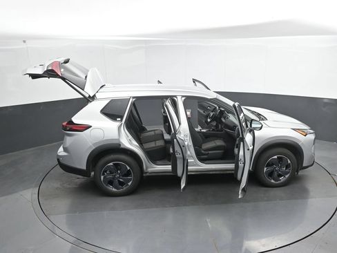 Used 2024 Nissan Rogue SV FWD image 50