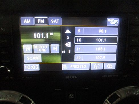 Used 2018 Jeep Wrangler Unlimited Sahara w/ Dual Top Group AWD/4WD image 32