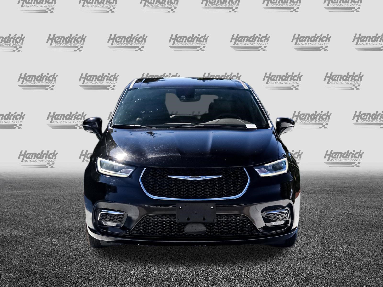 Used 2025 Chrysler Pacifica Select FWD image 3