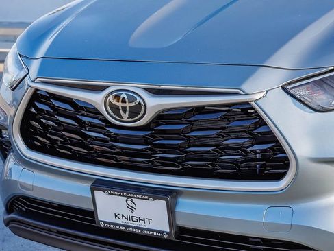 Used 2021 Toyota Highlander XLE AWD/4WD image 5