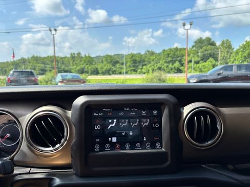 Used 2020 Jeep Wrangler Unlimited Rubicon w/ Cold Weather Group AWD/4WD image 30