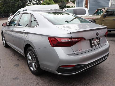 Used 2024 Volkswagen Jetta SE FWD image 3