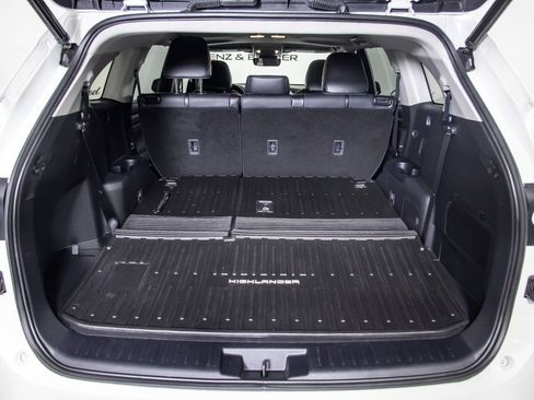 Used 2021 Toyota Highlander XLE FWD image 9