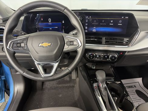 Used 2025 Chevrolet Trax LT w/ LT Convenience Package FWD image 3