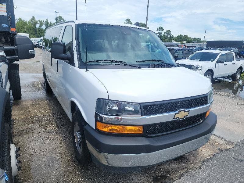 Used 2025 Chevrolet Express 3500 LT w/ LT Preferred Equipment Group RWD image 3