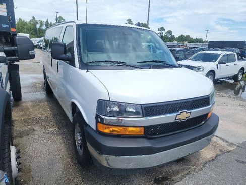 Used 2025 Chevrolet Express 3500 LT w/ LT Preferred Equipment Group RWD image 3