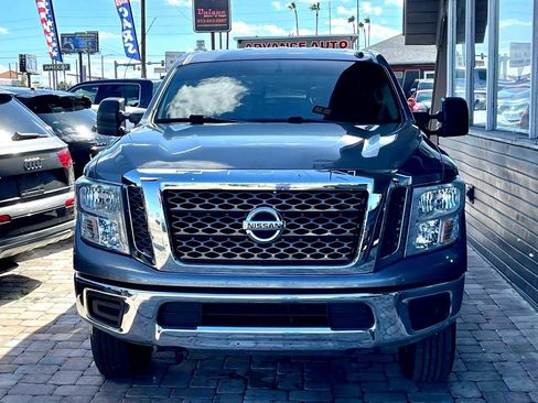 Used 2017 Nissan Titan SV image 5