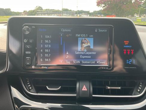 Used 2018 Toyota C-HR XLE FWD image 23