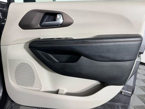 Used 2017 Chrysler Pacifica Touring-L w/ Tire & Wheel Group image 45