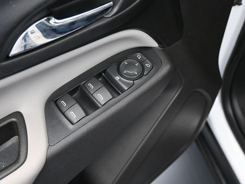 Used 2018 Chevrolet Equinox LS image 16