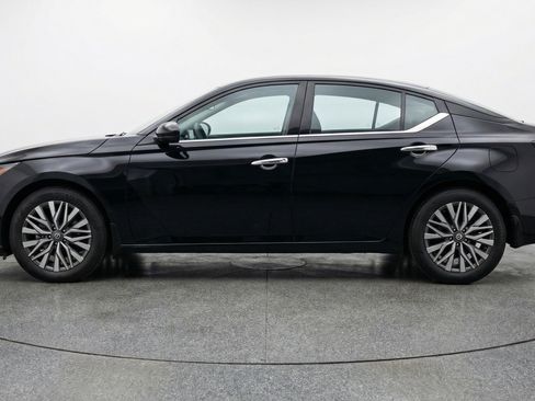 Used 2025 Nissan Altima 2.5 SV image 5
