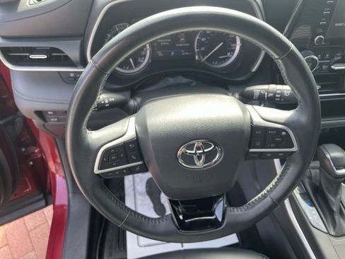 Used 2022 Toyota Highlander XSE FWD image 11