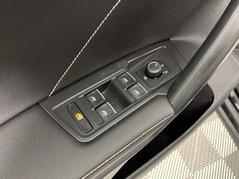 Used 2023 Volkswagen Tiguan SE image 25