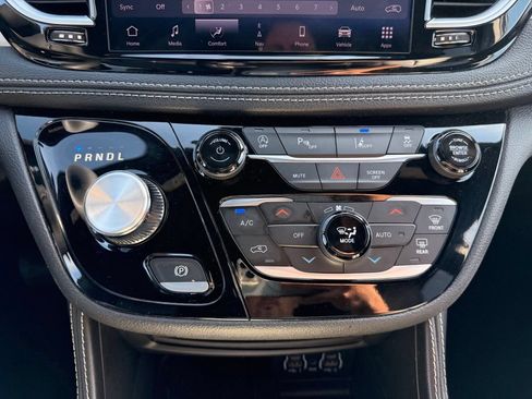 Used 2025 Chrysler Pacifica Limited FWD image 12