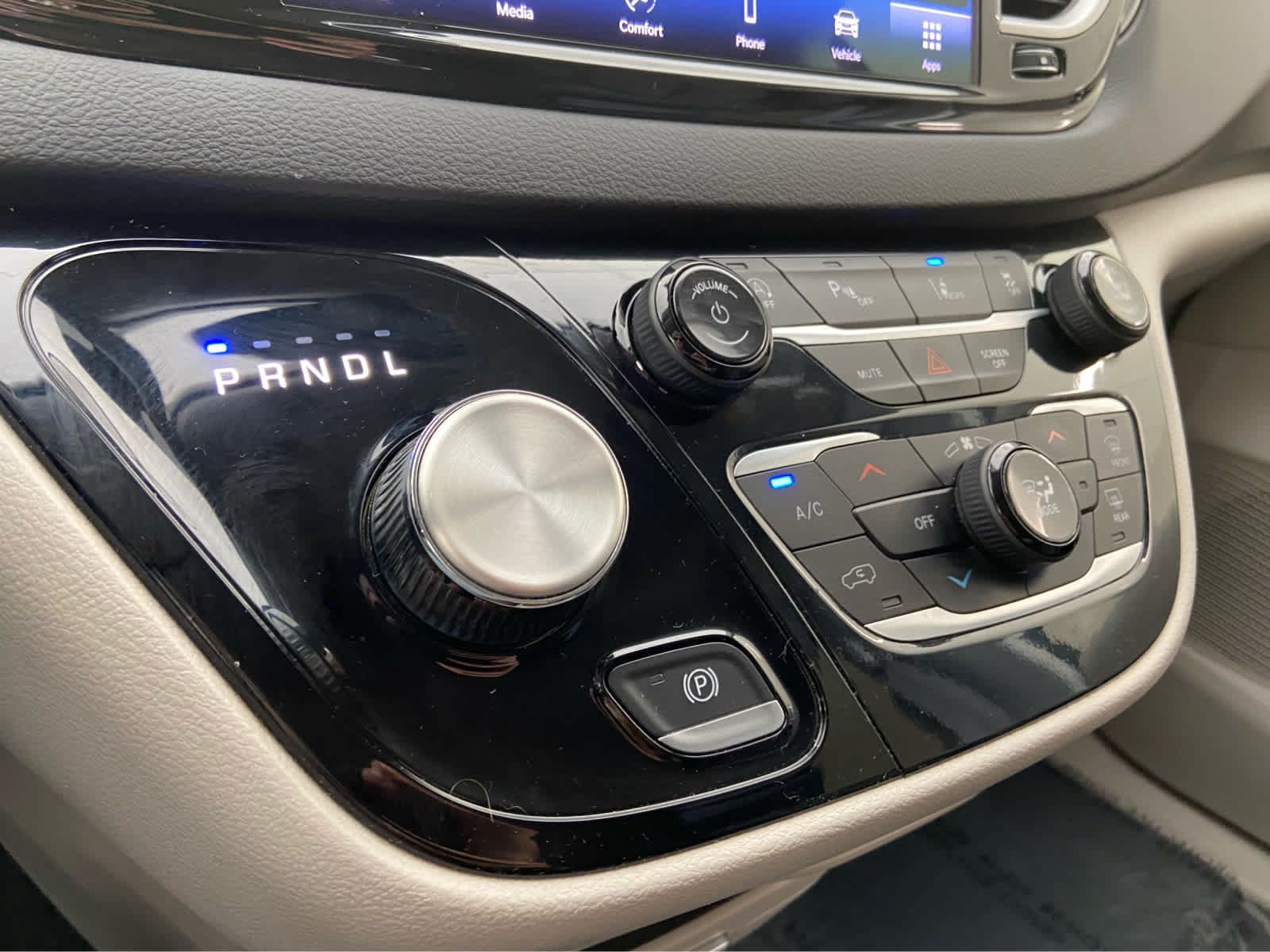 Used 2024 Chrysler Pacifica Touring-L FWD image 34
