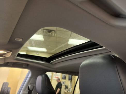 Used 2023 Toyota Highlander XLE image 6